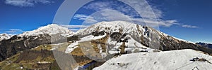 Vista aerea da Alpi con neve sul soleggiato 
