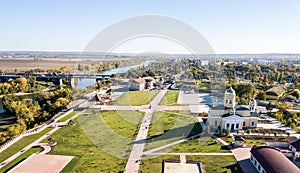 Vista aerea da ortodosso cattedrale ponte la città sul un fiume da distacco 