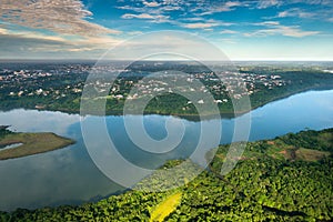 Vista aérea de un rio sobre el fronteras de a brasil 