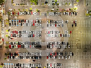 Vista aérea estacionamiento alce en centro comercial en brasil 