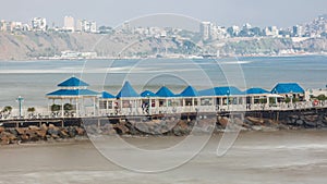 Vista aérea de muelle interesado guijarro Playa. un restaurante es un con encuentra sobre el el fin de muelle. 