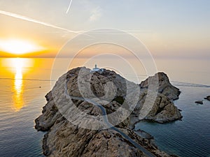 Vista aerea da faro sul tramonto. isola, Francia 