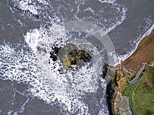 Vista aérea de rocas a Océano ondas.27jardín bahía compuerta 