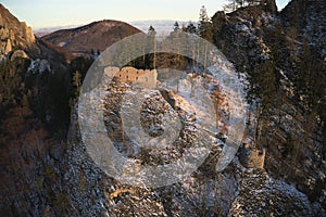 Zrúcanina hradu Vršatec s hmlistým údolím v zime 2020, Slovensko