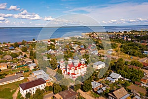 Vista aerea da russo da sul un fiume cattedrale 