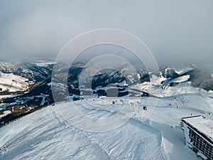 Letecký pohľad na lyžiarsky svah na slovensku