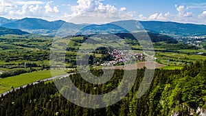 Letecký pohľad na malú obec na Slovensku v Tatrách