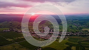 Letecký pohľad na malú dedinku na Slovensku v Tatrách vo večerných hodinách
