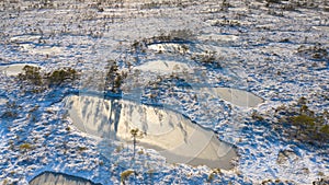 Vista aérea sobre el estonio turba pantano escenario fresco la nieve a 