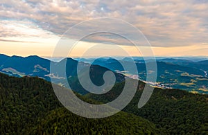 Letecký pohled na pohoří Malá Fatra na Slovensku. Východ slunce nad vrcholky hor a kopců v dálce. Krásná příroda, zářivé barvy.