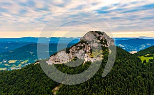 Letecký pohled na pohoří Malá Fatra na Slovensku. Východ slunce nad vrcholky hor a kopců v dálce. Krásná příroda, zářivé barvy.