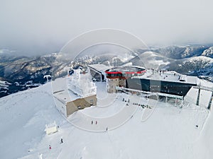 Letecký pohled na horní stanici kabinové lanovky na hoře chopok
