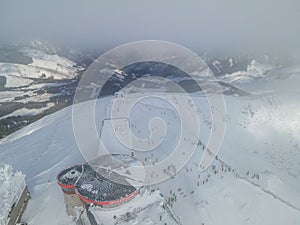 Letecký pohled na horní stanici kabinové lanovky na hoře chopok