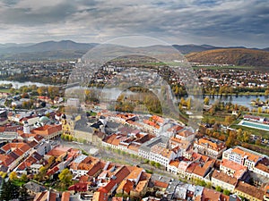 Panoramatický výhľad na Trenčín mesto s hlavnom námestí v popredí a Váh, rieka v diaľke.
