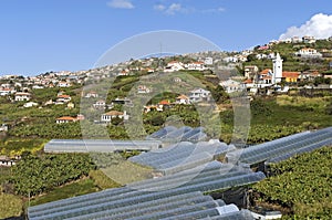 Vista aérea de municipio en montanoso 