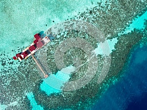 Vista aérea de Agua refugio de montana en más cercano culo isla durante amanecer 