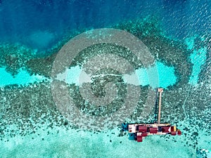 Vista aérea de Agua refugio de montana en más cercano culo isla durante amanecer 