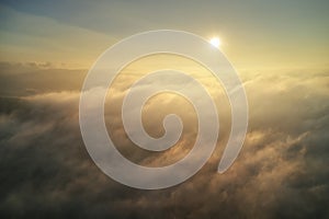 Vista aérea blanco nubes en el cielo sobre el manana 