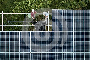 Vista aérea de trabajadores instalación soleado paneles 