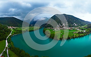 Anténa široký z většina v krásný barvy nejblíže v slovinsko. oblak. hory. cestovat 