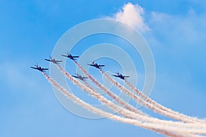 Akrobatická skupina na airshow s kouřem