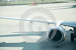Aeroplane wing and Aeroplane engine