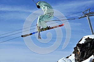 Aeroski: skier performing a tele-heli