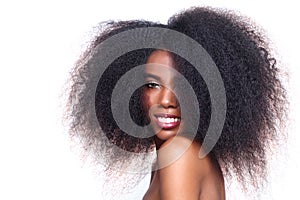 Americano negro una mujer el gran cabello 