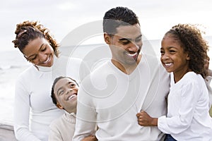 Familia a dos sobre el Playa 