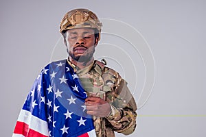 Americký vojak skladané ramená stojace v biely štúdio 