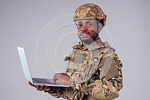 Americký vojak usmieva sa zatiaľ čo písanie počítač manželka 