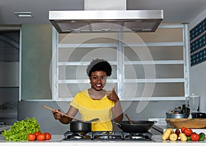 Americano una donna cucinando sul la cucina 