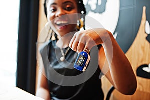 African american women with pulse oximeter on hand measuring oxygen saturation level