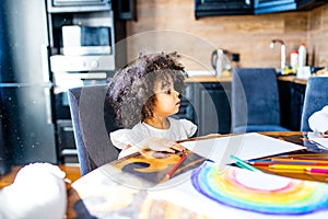 Brazílčan malý maľovanie dúha na na stôl v 
