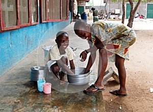 African children washing pots