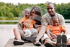 Familia sobre el muelle 