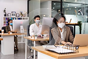 Büro arbeiter asiatisch ein neu sozial Distanz Büro 