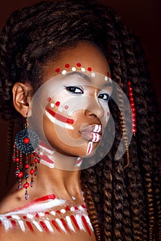 Styl . atraktivní mladá žena v etnický šperky . z blízka portrét žena namalovaný. tvůrčí dělat nahoru 