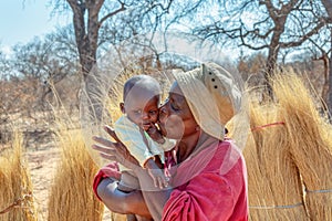 African woman carry child