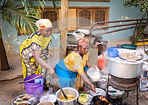 Una donna cucinando tradizionale pasto sul strade 