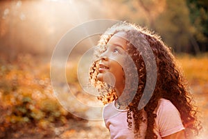 Americano lindo pequeno ondulado cabello acepta un milagro el sol rayos el cielo 