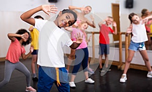 Chico desplegado bailar elementos sobre el la clase 