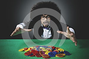 Afro man losing many casino chip