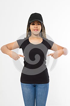 Una donna nero modello camicie un cappelli isolato su sfondo bianco. vuoto un cappello un camicia. americano 