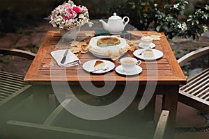 Popoludní čaj baskičtina spálený tvarohový koláč a čaj pohár čajník na drevený stôl 