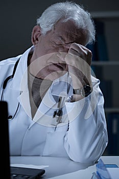 Aged medic having sinus pain