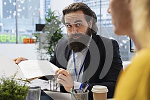 Agent creating budget for family members, giving investing tips photo