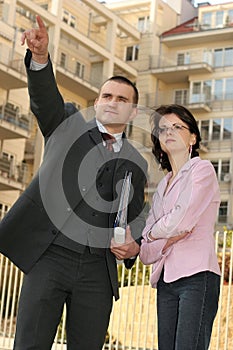 Agent showing flat location