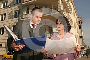 Agent showing flat location