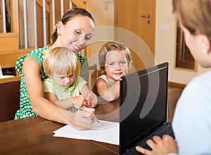 Agent talking with mother and kids